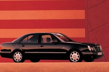 Mercedes-Benz 200-300 E Limousine mit Vieraugengesicht, 1995-2002.