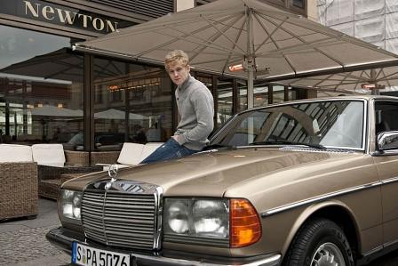 Schauspieler Matthias Schweighöfer mit Mercedes Benz-Youngtimer - So wirkt die Marke cool.