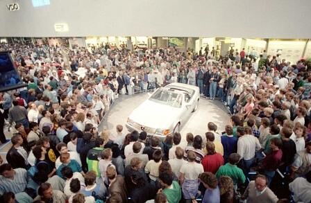Star der IAA: Der neue Mercedes-Benz SL (Baureihe R 129) auf der IAA 1989.