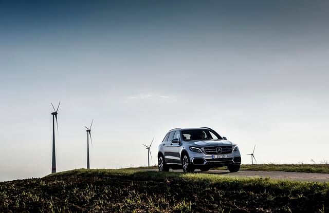 Der Mercedes GLC F-Cell tankt Wasserstoff
