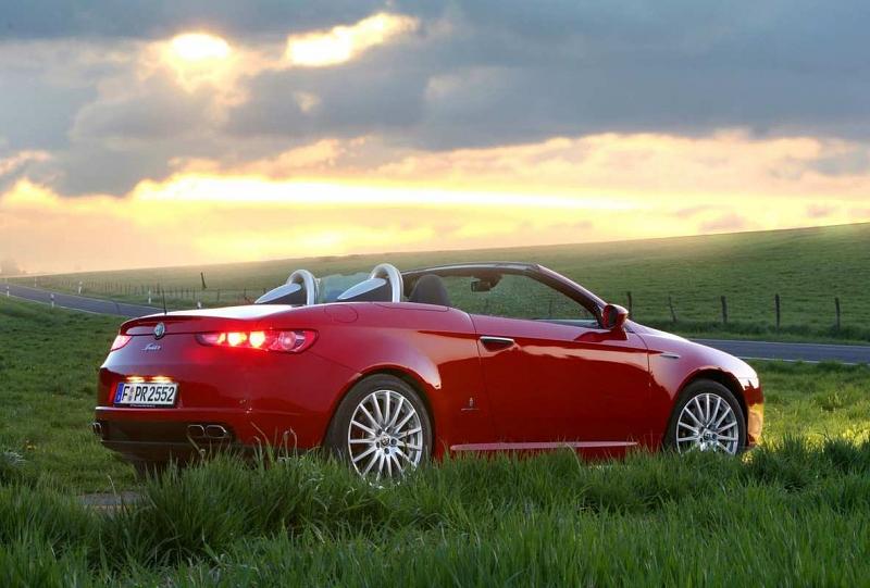 Der Fronttriebler wird nun von einem MX-5 basierten Heck angetriebenen Cabrio vertrieben.