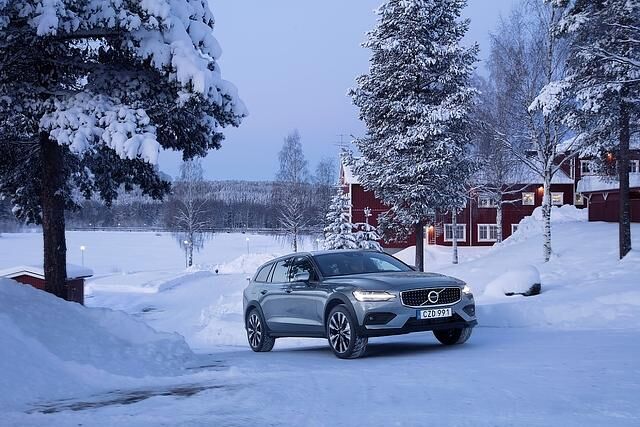 Volvo V60 D4 Cross Country - startet bei 52.350 Euro