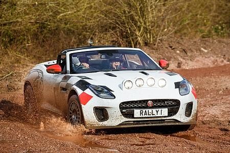 Faszination: Jaguar F-Type Ralleyauto - Offen für Schlamm und Schotter