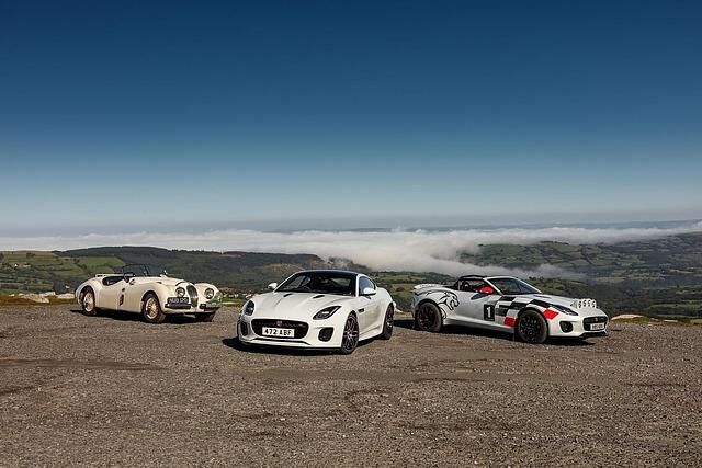 Familientreffen: Jaguar XK120, F-Type Rallye Car und F-Type Chequered Flag