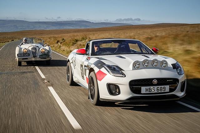 Jaguar F-Type Rallye Car, dahinter der klassische Jaguar XK120