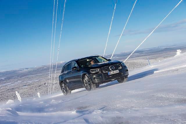 In gut zwei Wochen zieht Mercedes das Tuch vom überarbeiteten GLC, der nach den Sommerferien in den Handel gehen soll