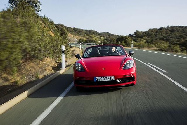 Das Sportfahrwerk lässt die Karosserie 20 Millimeter tiefer über den Asphalt flitzen