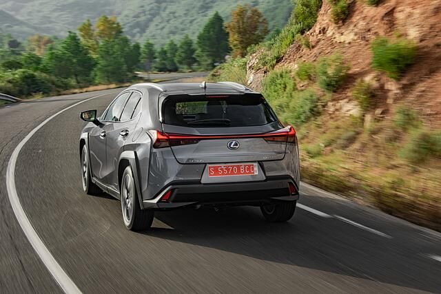 Prinzipiell mag der schon im Standard-Setup straff abgestimmte Lexus Kurven recht gern