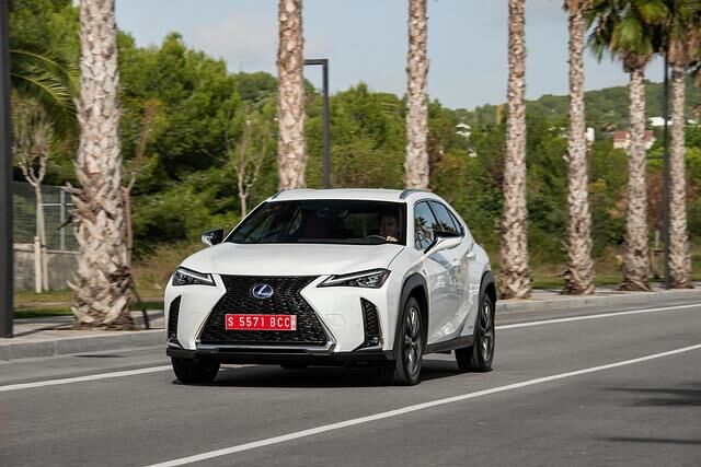 Wie man es von Toyotas Premium-Tochter kennt, mit expressivem, kantigen Design und natürlich mit Hybrid-Antrieb