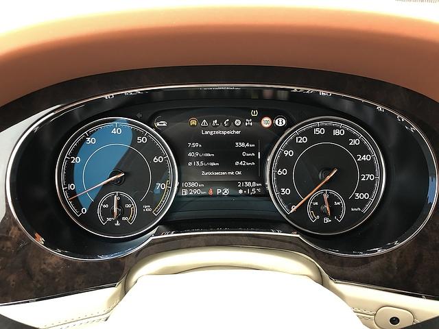 Die etwas betagten Instrumente des Bentley Bentayga V8