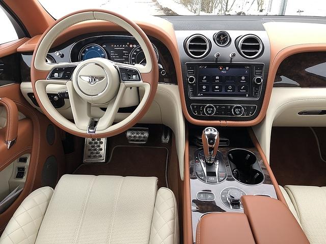 Das Cockpit des Bentley Bentayga V8