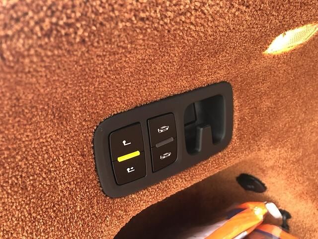Bentley Bentayga V8 - fährt auf Knopfdruck nach unten
