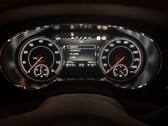 Bentley Bentayga V8 - bei Nacht gut abzulesen