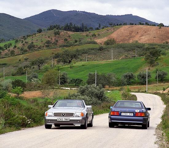 Seine moderne, aber keineswegs modische Linie mit angedeuteter Keilform wies 1989 so weit in die Zukunft, dass der Mercedes SL der Baureihe R 129 die Idee des Luxus-Roadsters bis ins 21....