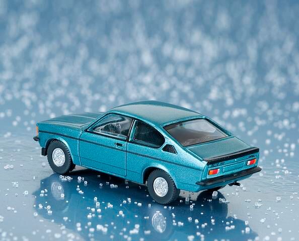 Mit einem Preis von etwa 17 Euro ist das Opel Kadett Coupé von Wiking ein echtes Schnäppchen