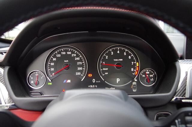 Der Blick auf die Anzeigen des M4 Cabrio
