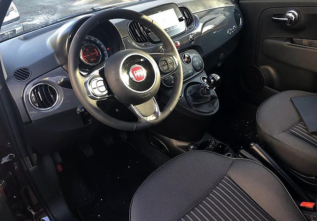 Der Innenraum des Fiat 500C 1.2 Collezione