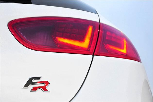 Das "FR"-Logo auf dem Kofferraumdeckel weist dezent auf das sportliche Modell hin