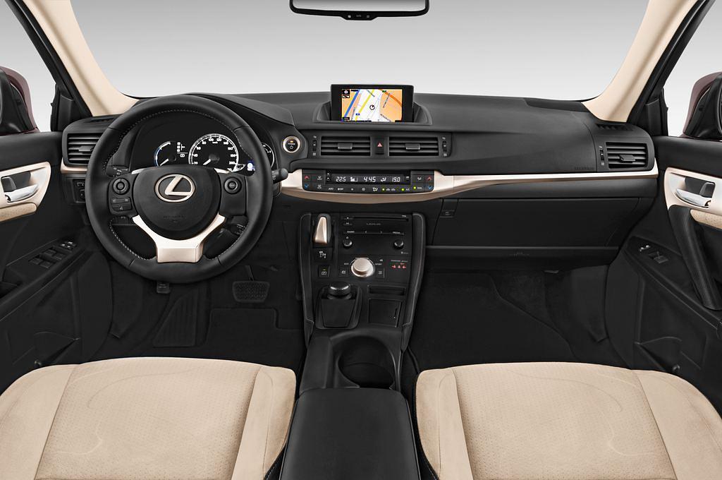 Lexus CT (Baujahr 2015) Executive Line 5 Türen Cockpit und Innenraum