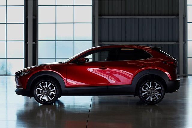 Der 4,40 Meter lange Crossover fügt sich zwischen den Bestsellern CX-3 (4,28 Meter) und CX-5 (4,55 Meter) ein