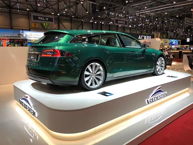 Einen Exot wie das zum Kombi umgebaute Tesla Model S bekommt man wohl nur hier zu sehen