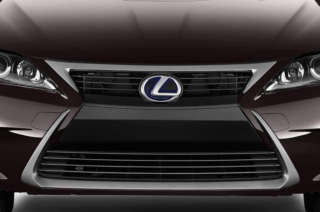 Lexus CT (Baujahr 2015) Executive Line 5 Türen Kühlergrill und Scheinwerfer