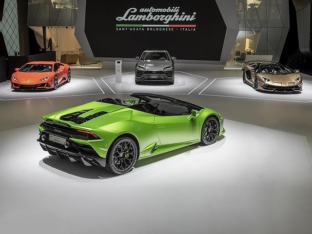 Lamborghini Huracan Evo Spyder (vorn) und Aventador SVR Roadster (rechts)