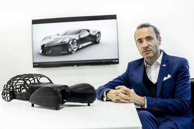 Designer Etienne Salomé mit einem Modell des 57 SC Atlantic