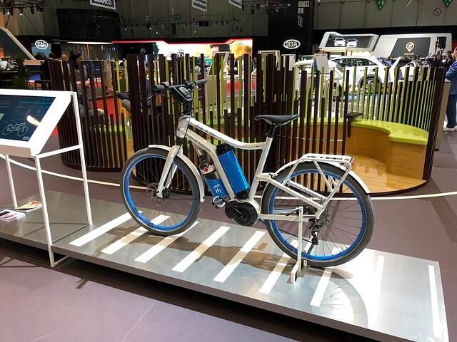 Linde ersetzt beim H2-Bike die Batterie durch eine Mini-Brennstoffzelle, die ihren Wasserstoff-Vorrat für rund 100 Kilometer Reichweite aus einer kleinen Kartusche bezieht