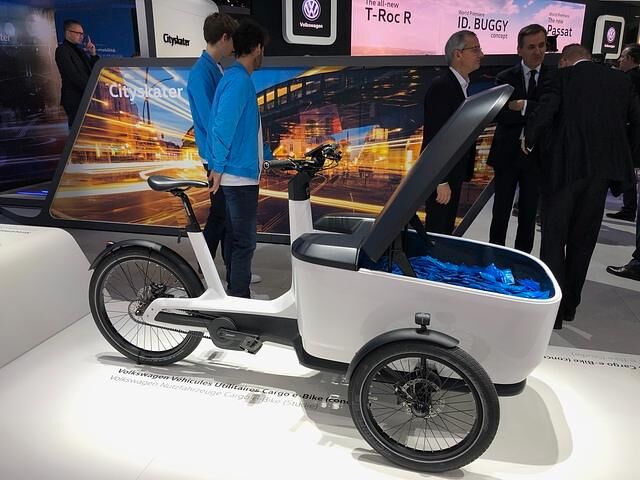 VW will mit dem Cargo e-Bike vor allem Handwerker ansprechen: Das Dreirad sieht aus wie die in Holland beliebten Bakfiets und hat zwischen seinen beiden Vorderrädern Platz für einen kleinen Kofferraum