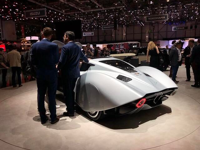 Der Retro-Sportler mit extrem ausgestellten Kotflügeln und verdeckten Rädern hinten wird elektrisch befeuert