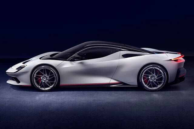 Eigentlich wirkt der Pininfarina wie ein Supersportler mit kraftvollem Benziner hinter der Fahrgastzelle. Tatsächlich aber treiben die Flunder vier Elektromotoren an
