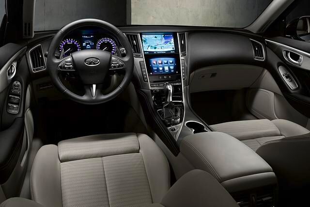 Das Cockpit ist ein wenig überladen