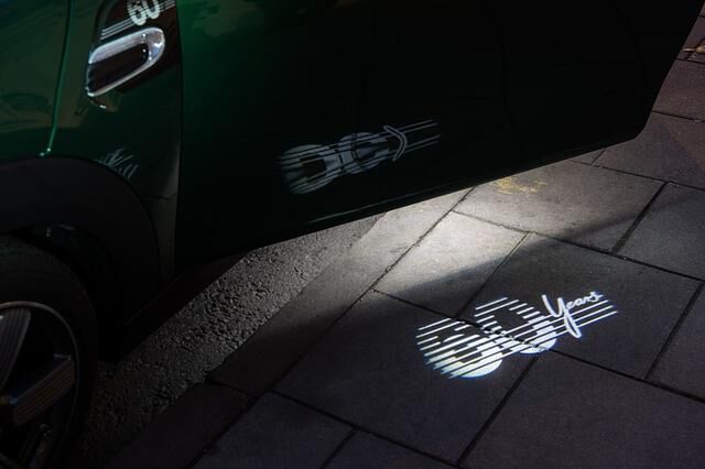 Öffnet man die Tür des Sonder-Mini, projizieren LED-Leuchten "60 Years" auf den Boden