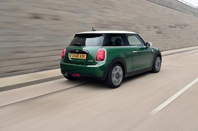 Für die 60 Years Edition bietet einige spezielle Metallic-Lackierungen wie das British Racing Green IV an
