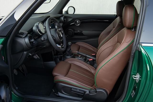 Schönes Leder prägt den Innenraum des Mini 60 Years Edition