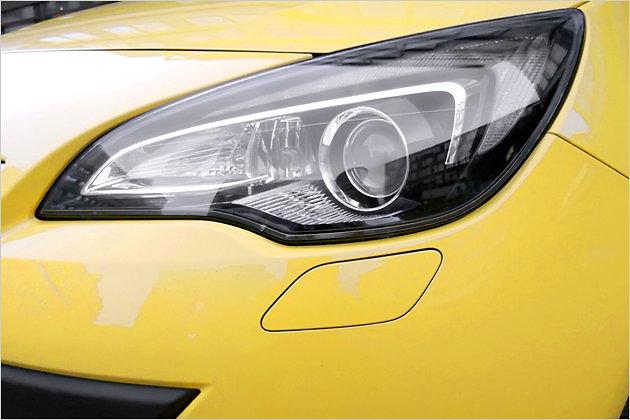 In die Scheinwerfer ist ein geschwungenes Tagfahrlicht integriert