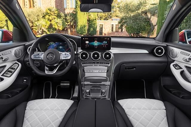 Neben dem Bediensystem MBUX hat das Coupé jetzt weiterentwickelte Assistenzsysteme an Bord