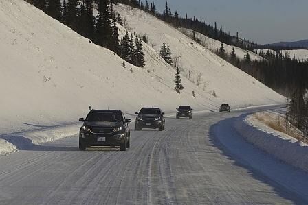 Unter der festgefahrenen Schneedecke des Highway verbirgt sich stellenweise "black ice", vereiste Flächen, die verdammt unangenehm werden können.