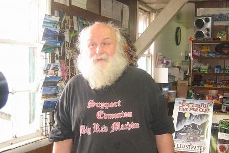Bei Kilometer 280 betreibt Steve die "Braeburn Lodge".