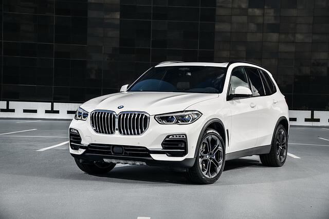 Als Einstiegsaggregat fungiert beim X5 als xDrive30d ein Reihensechszylinder mit 195 kW/265 PS