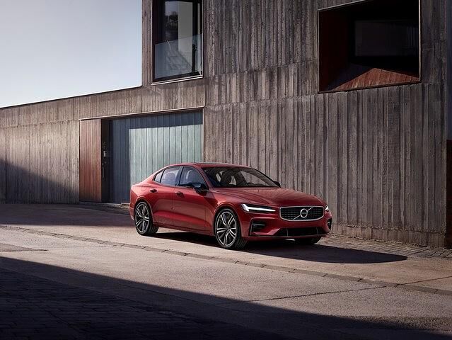 Zunächst sind zwei Turbo-Benziner (T4 mit 140 kW/190 PS und T5 mit 184 kW/250 PS) sowie als T8 eine Plug-in-Hybrid-Version mit einer Systemleistung von 288 kW/390 PS vorgesehen