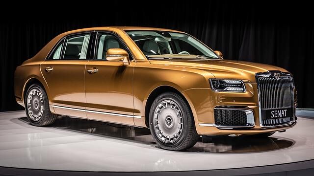 Der Senat sieht aus wie eine Mischung aus dem alten Chrysler 300 und Rolls-Royce Phantom