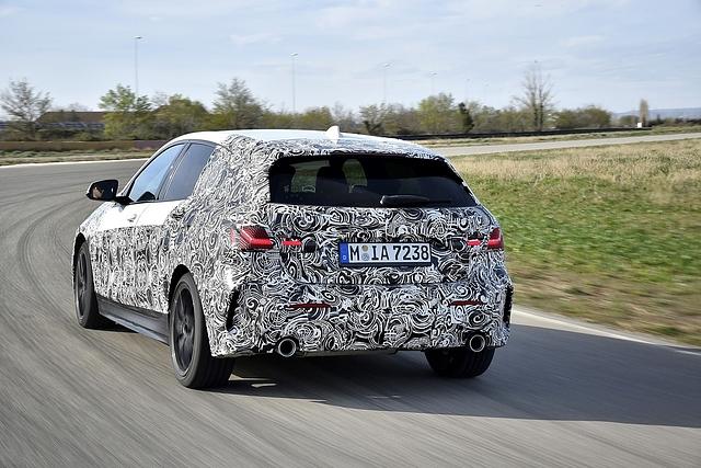 Per radselektiven Bremseingriffen und einer sehr schnellen Regelung haben die Ingenieure den vorderradangetriebenen BMW 1er Beine gemacht