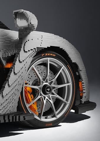 Der Lego McLaren Senna steht auf echten Pirelli Reifen