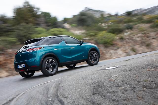 Sofort erkennbar ist das Mini-SUV von der Seite an seiner kleinen Haifischflosse und der tiefen Ausbuchtung in der Tür