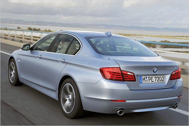 Zwei Endrohre zeugen von des Kraft der Reihensechszylinder-Twinturbo. Allerdings kann der ActiveHybrid 5 kurze Strecken auch rein elektrisch zurücklegen
