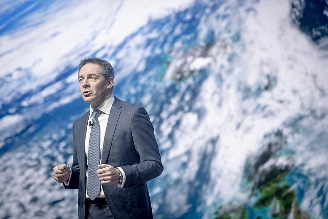 Ford Europa Chairman Steven Armstrong überwacht einen rigorosen Sparplan