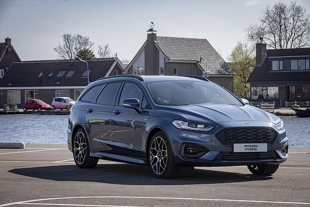 Der Ford Mondeo Hybrid als ST Line