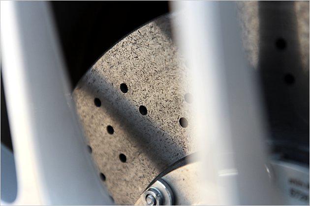 Die Keramik-Bremsscheiben sind kohlefaserverstärkt, innenbelüftet und gelocht